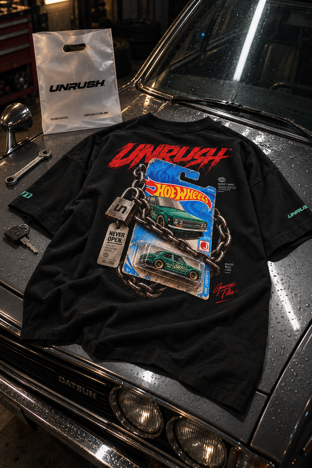 Detalhe da camiseta Hot Wheels sobre um carro